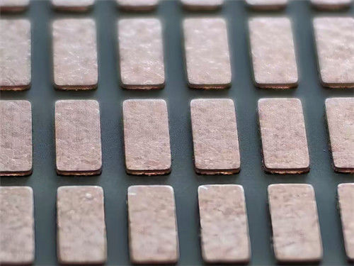 6 στρώσεις AlN υποστρώματος κεραμικό PCB 1,5 mm πάχος για απρόσκοπτη μετάδοση σήματος με καταδύσεις χρυσού.